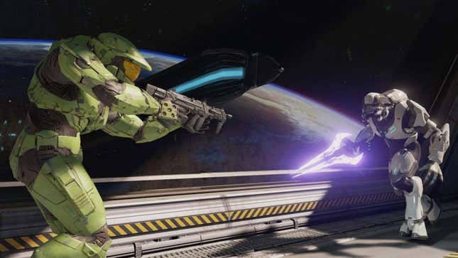 Master Chief fights an Arbiter.